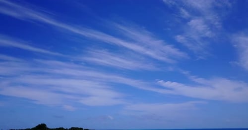 Amplia imagen turística Zumbido de una playa blanca paradisíaca y un fondo de agua azul aguamarina en alta resolución 4K