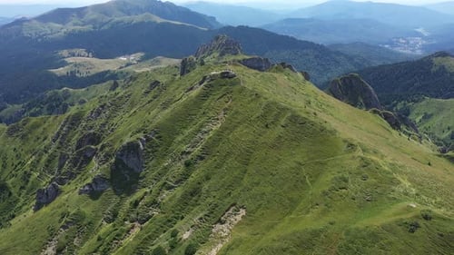 Über die Karpaten fliegen. Luftaufnahme des Bergrückens im Ciucas-Gebirge, Rumänien