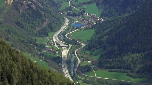 Blick von der Höhe zur Straße in den Canyon Mountains