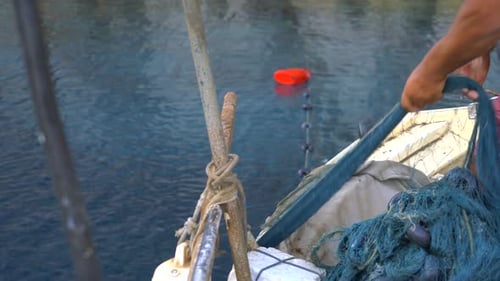 Fischer ziehen Fischernetz im Meer nach traditioneller Methode
