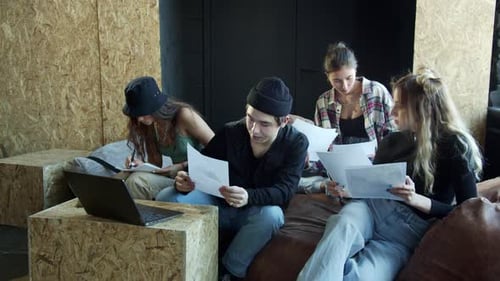 Les étudiants se consultent lors d'une leçon en ligne