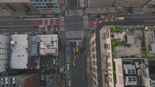 Ruas movimentadas no centro da cidade à noite