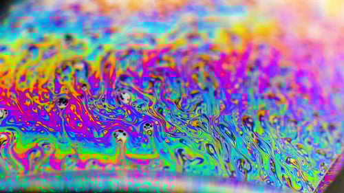 Die
Makroaufnahme einer Seifenblase erzeugt einen farbenfrohen und psychedelischen Hintergrund. Regenbogenfarben.