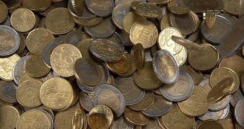 Chute des pièces en euro, ralenti 4K