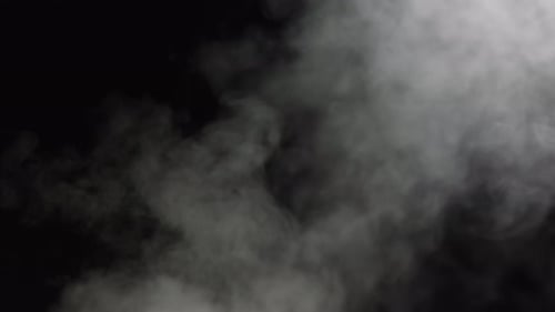 Niebla suave en cámara lenta sobre fondo oscuro. Humo gris atmosférico realista encendido