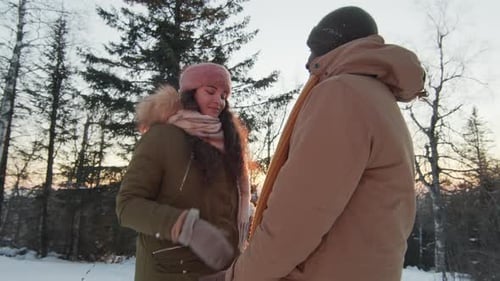 Couple amoureux dans la forêt d'hiver