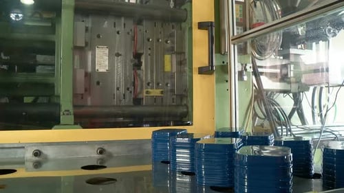Automatisierte Produktion von Kunststoffteilen in einer großen Fabrik