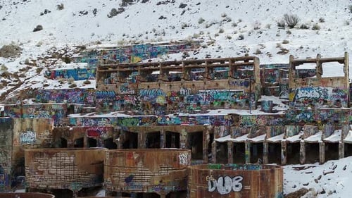 Construit sur le flanc d'une montagne en 1920 à l'extrémité sud de Genola, dans l'Utah, le Old Tintic Mill p