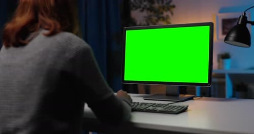 Frau benutzt PC mit grünem Monitor