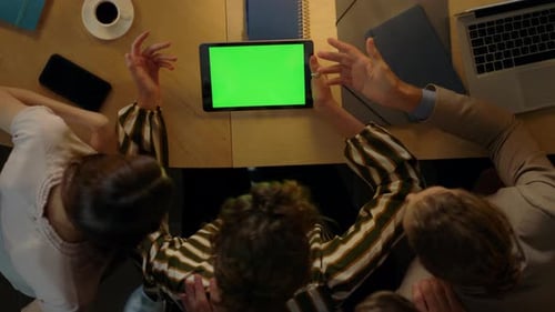 Tablette à écran vert de femme faisant la démonstration