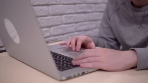 Homme utilisant un ordinateur portable mains en gros plan Surf Internet Freelancer Étudiant avec ordinateur