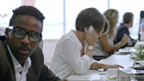 Vor dem Treffen im Büro