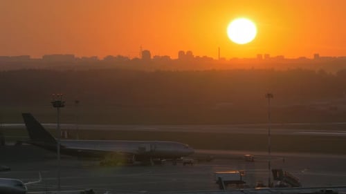 Goldener Sonnenuntergang und Blick auf den Flughafen