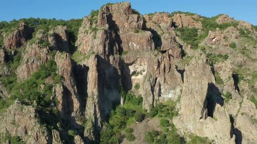 Collines rocheuses autour de Madjarovo en Bulgarie