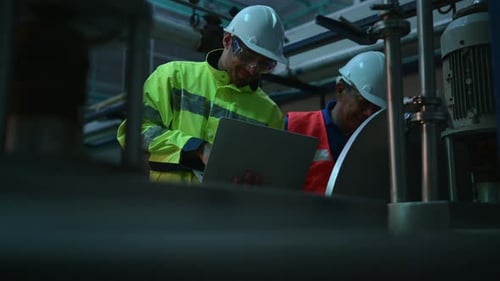 Chief engineer of a mechanical plant Inspecting and explaining the maintenance of the machine