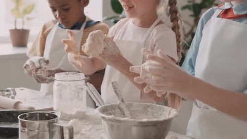 Schuljungen und Mädchen bereiten Gebäck zu