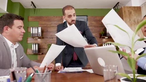 Geschäftsmann im Anzug mit Managementteam im Konferenzraum