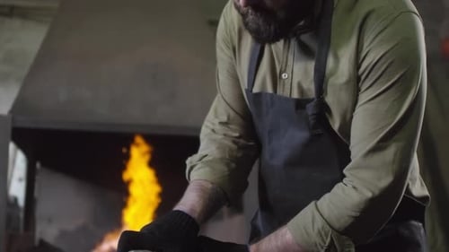 Professioneller Schmied arbeitet mit Schleifer