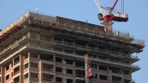 Sitio de construcción con andamios y grúas
