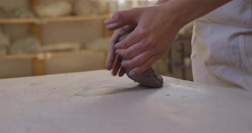 Jeune potière travaillant dans son atelier