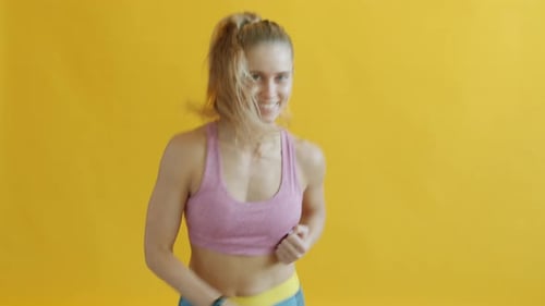 Zeitlupenporträt einer schönen Sportlerin, die trainiert und lächelt