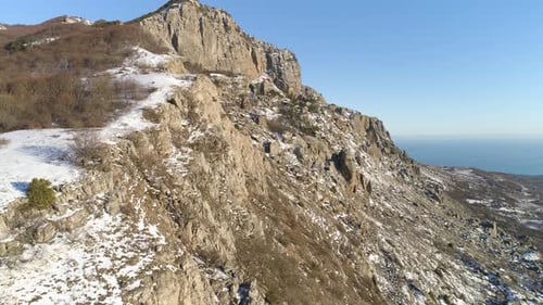 Paysage époustouflant de pentes escarpées et pierreuses