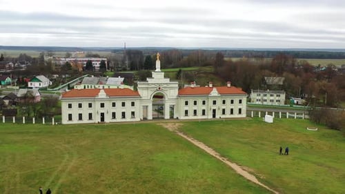Le palais Ruzhansky et les ruines de la façade d'un bâtiment abandonné en ruine d'un ancien château de