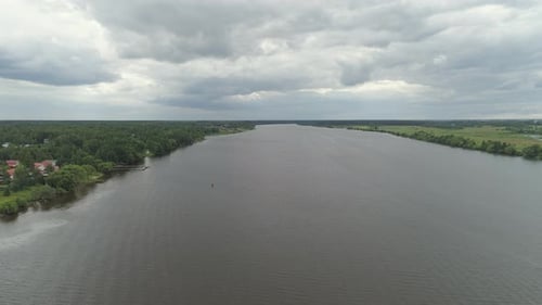 Landschaft mit Fluss und Bäumen