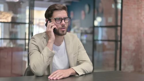 Jeune homme parlant sur smartphone
