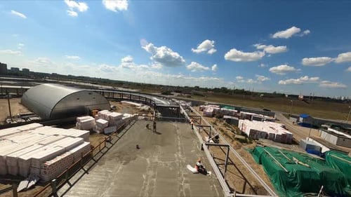 Pasillo del túnel y edificio del estadio deportivo sin terminar