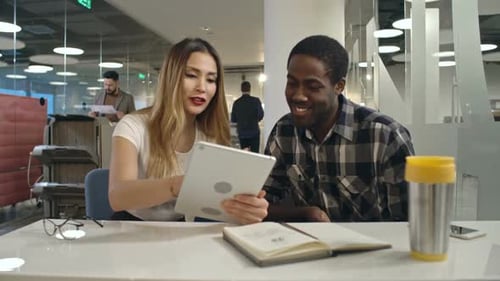 Geschäftskollegen mit Tablet diskutieren Ideen