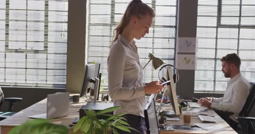 Jeunes professionnels de la création travaillant dans un bureau moderne