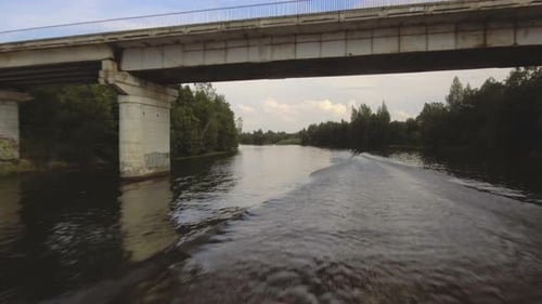 Mädchen auf dem Jetski im Fluss
