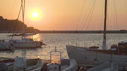 Festgemachte Boote mit Angelausrüstung schwimmen am Dock, romantische Meereslandschaft, Sonnenuntergang