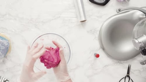 Schritt für Schritt. Flache Lage. Lebensmittelfarbe in den Keksteig mischen, um rote, weiße und blaue Kiefern zu backen