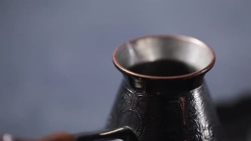 Türkischen Kaffee in Copper Cezve zubereiten