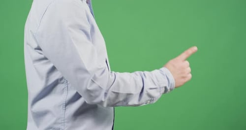 Seitenansicht eines Mannes, der Richtung nach rechts zeigt