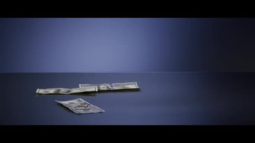 Amerikanische 100-Dollar-Scheine fallen auf eine reflektierende Oberfläche - MONEY 0041