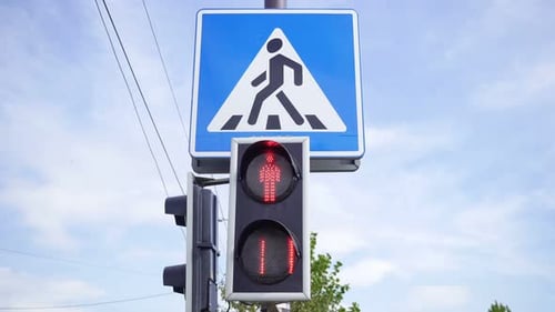 Rote Ampel für Fußgänger durch die Fahrbahn 1.