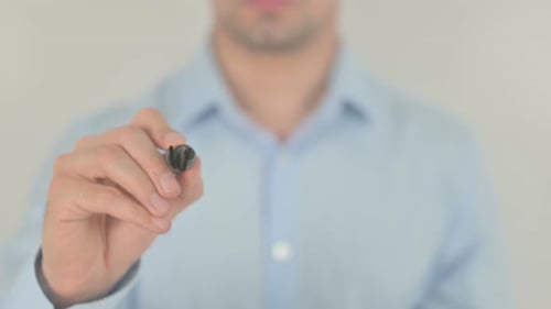 Arbeite hart und schreibe auf transparentem Bildschirm