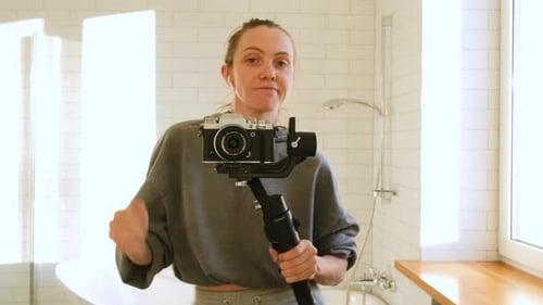 Bloggerin tanzt mit Kamera am Stabilisator