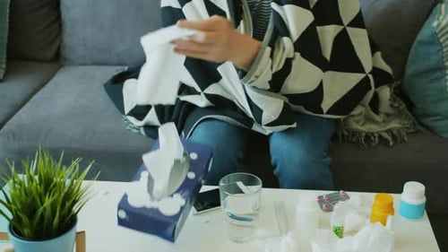 Ralenti d'un homme invecté éternuant tenant un mouchoir en papier se sentant malade à la maison