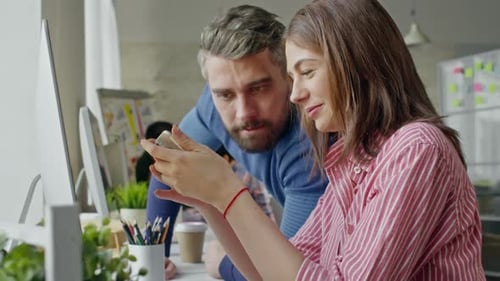 Collègues joyeux naviguant sur Internet au travail