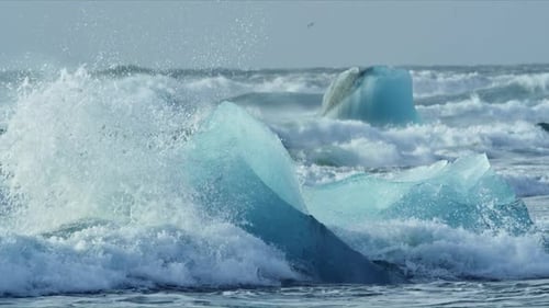 Extreme Waves Crashes Through the Blocks of Icebergs