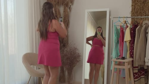 Femme dodue diffusant en direct sur Internet à l'aide d'un smartphone à l'intérieur
