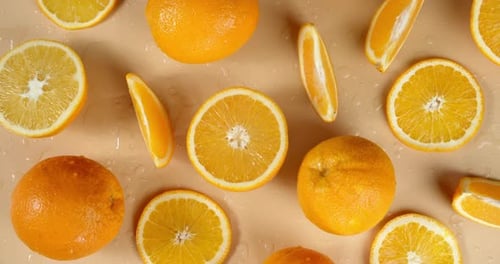 Verschiedene frische Orangenstücke drehen sich langsam