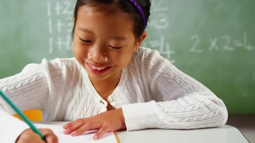Aluna fazendo lição de casa na sala de aula na escola