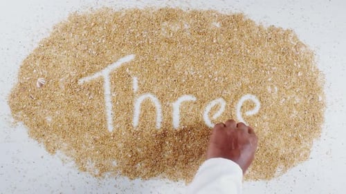 Escribe a mano en la playa y tres
