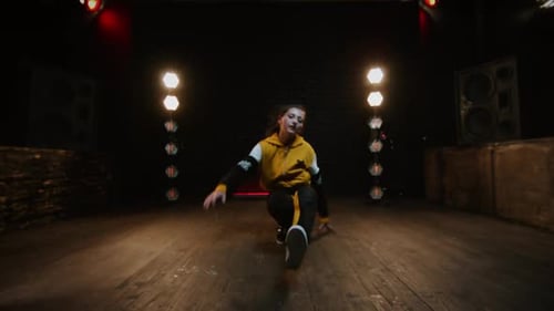 Jeune brune dansant une pause danse en studio.