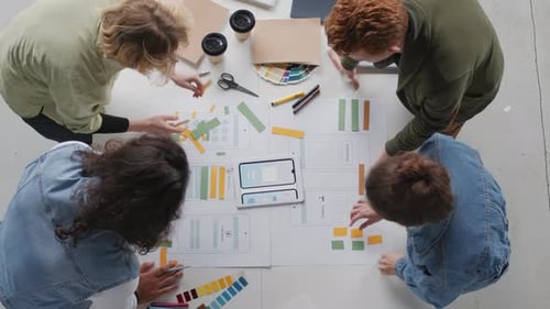 Vista general de los jóvenes diseñadores de UI que trabajan